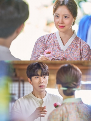 &#39;계룡선녀전&#39; 문채원, 남편 후보 1번 윤현민에 건네는 꽃 한 송이