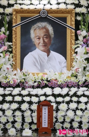 &#34;큰 별이 졌다&#34;...신성일 타계에 영화계 &#39;추모 물결&#39; (종합)