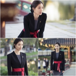 ‘황후의 품격’ 윤소이, 황궁 바닥에 무릎 꿇었다... 얼음장 눈빛 포착