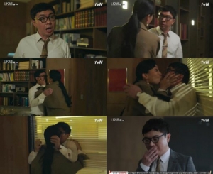 '나인룸' 임원희, 김재화에게 기습키스 당했다...짠내 인생→핑크빛
