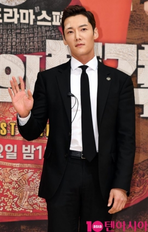 &#39;황후의 품격&#39; 최진혁 &#34;촬영 중 부상으로 30바늘 꿰매...죄송하다&#34;