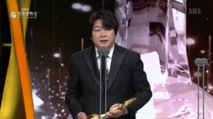[제39회 청룡영화상] &#39;1987&#39; 김윤석, 남우주연상 수상 &#34;열사들의 가족들과 영광 나누고 싶다&#34;
