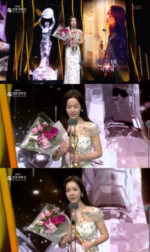 [제39회 청룡영화상] '미쓰백' 한지민, 여우주연상 수상 &#34;어둡고 아픈 현실 보여주고 싶었다&#34;