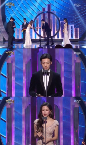 [2018 MBC 연기대상] &#39;위대한 유혹자&#39; 우도환·문가영, 나란히 월화극 우수연기상 수상