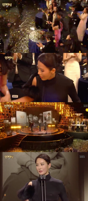 &#34;동료들 덕분&#34;…&#39;SBS 연기대상&#39; 김선아·감우성, 베커상→대상 공동수상 (종합)