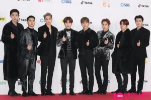 엑소, 아이돌차트 2주 연속 1위...청하 순위권 진입