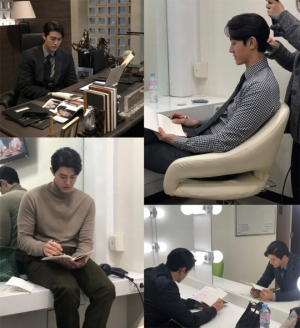 '운명과 분노' 이기우, 못 말리는 연기 열정...언제 어디서나 대본과 혼연일체