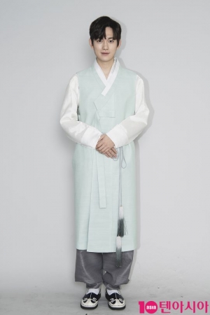 [TEN 한복 인터뷰] &#39;왕이 된 남자&#39; 최규진 “악역이니까 욕 많이 먹는 게 목표...황금돼지해, 삼겹살 많이 드세요”