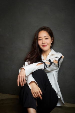 &#39;기묘한 가족&#39; 엄지원 &#34;연기는 나를 깨부수는 과정&#34;