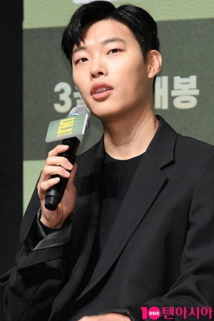'돈' 류준열 “여의도 카드 회사서 알바 경험...식곤증 참기 힘들어”