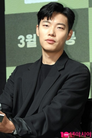 '돈' 류준열 “유지태·조우진에 마음 먹고 술 한 잔 하자 했는데..”
