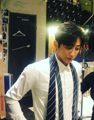 진영, 화보 촬영 현장서 스마트한 매력 &#39;후광 번쩍&#39;