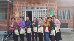김정숙 여사, &#39;칠곡 가시나들&#39; 할머니들에 편지·책주머니 선물