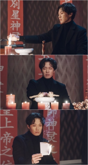 &#34;불타는 사진의 정체는?&#34;...'빙의' 연정훈, 기괴한 정체불명의 의식 포착