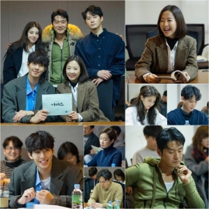 '어비스' 박보영X안효섭, 첫 대본 리딩...'영혼 소생 커플 탄생'
