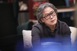 '방구석1열' 박찬욱 감독 “화장실서 궤변 늘어놓는 '박쥐' 송강호...부부싸움 때 내 모습”