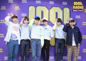'아이돌 라디오' 투모로우바이투게더, 칼군무+애교+TMI '종합선물세트' 매력 발산