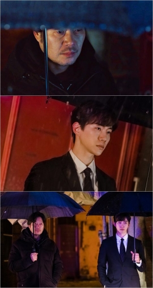'자백' 이준호X유재명, 의미심장한 한밤 중 빗속 회동 '포착'