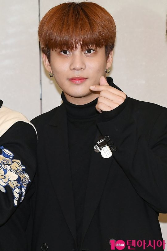 그룹 에이티즈 종호가 해외투어 일정을 마치고 24일 오후 인천국제공항을 통해 공항패션을 선보이며 입국했다.