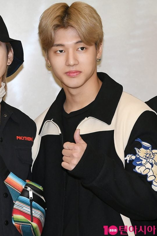 그룹 에이티즈 우영이 해외투어 일정을 마치고 24일 오후 인천국제공항을 통해 공항패션을 선보이며 입국했다.