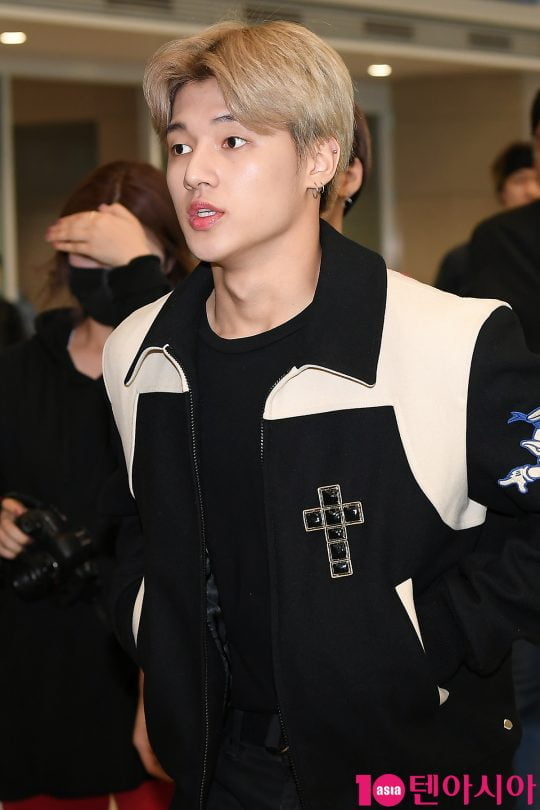 그룹 에이티즈 우영이 해외투어 일정을 마치고 24일 오후 인천국제공항을 통해 공항패션을 선보이며 입국했다.
