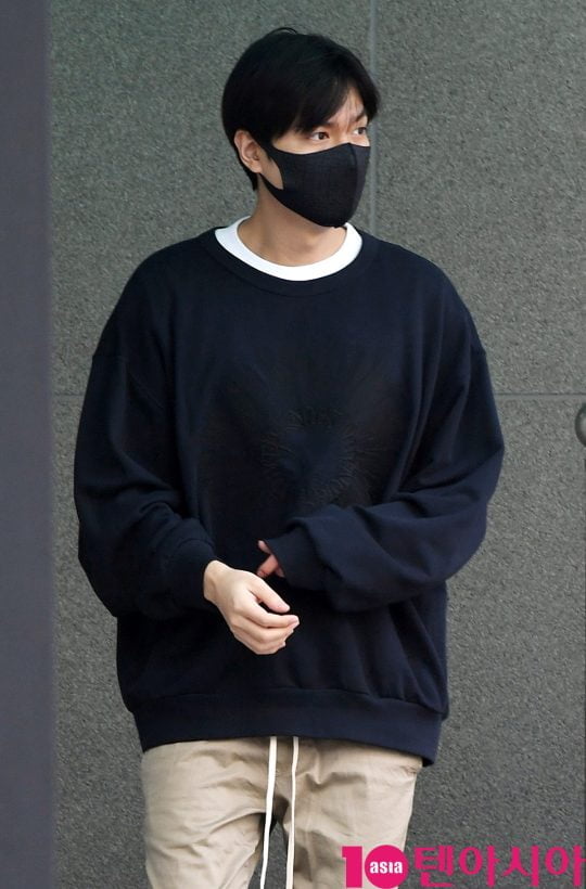 배우 이민호가 24일 오후 수서동 수서종합사회복지관에서 사회복무를 마치고 퇴근하며 밖을 보고 있다.