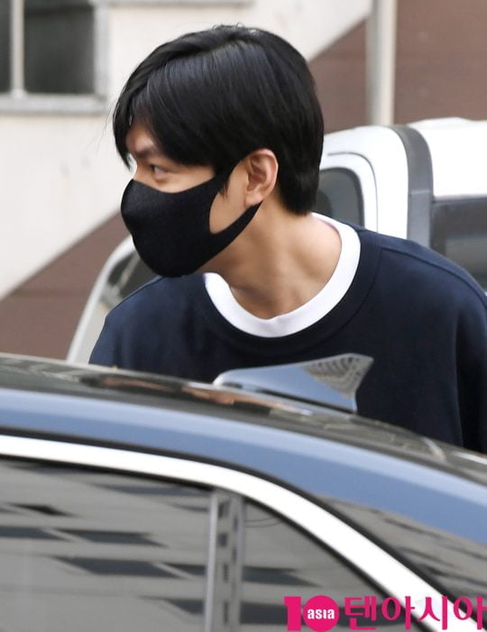 배우 이민호가 24일 오후 수서동 수서종합사회복지관에서 사회복무를 마치고 퇴근하며 할머니에게 인사하고 있다.