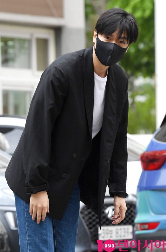 배우 이민호가 25일 오전 서울 수서동 수서종합사회복지관에서 사회복무에 출근하고 있다.