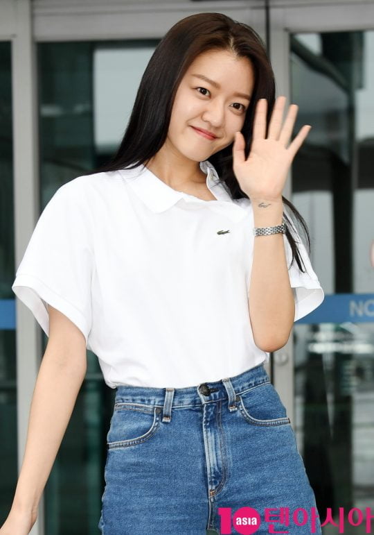 배우 고아성이 26일 오전 화보 촬영차 인천국제공항을 통해 베트남으로 출국하고 있다.