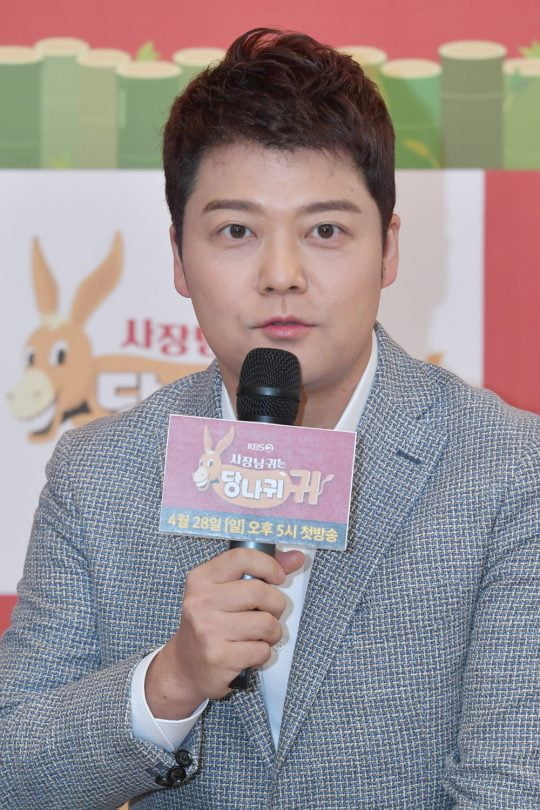 방송인 전현무가 26일 오전 서울 여의도 KBS 누리동 쿠킹 스튜디오에서 열린 KBS2 새 예능 ‘사장님 귀는 당나귀 귀’ 기자간담회에서 각오를 밝히고 있다. / 사진제공=KBS