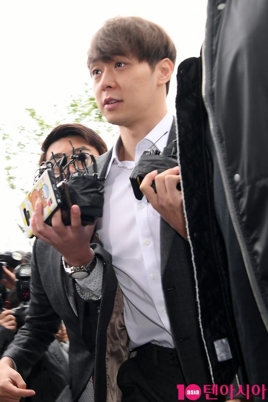 마약 투약 혐의를 받는 가수 겸 배우 박유천이 26일 오후 수원지방법원에 영장실질심사를 받기 위해 출석했다./ 이승현 기자 lsh87@
