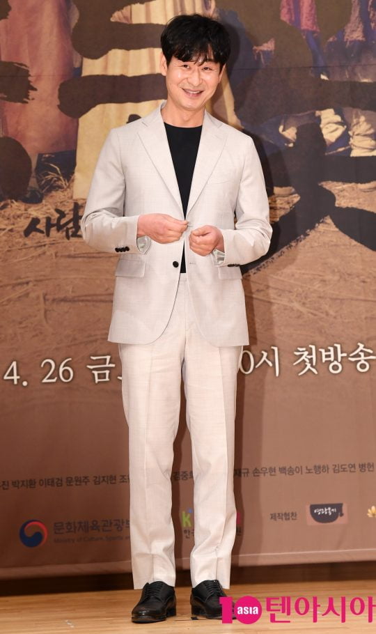 배우 박혁권이 26일 오후 서울 양천구 목동 SBS 사옥에서 열린 SBS 새 금토드라마 ‘녹두꽃’ 제작발표회에 참석하고 있다.