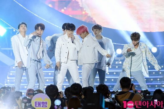 그룹 방탄소년단이 28일 오후 광주월드컵경기장에서 열린 ‘SBS 슈퍼콘서트’에 참석해 멋진 무대를 펼치고 있다.