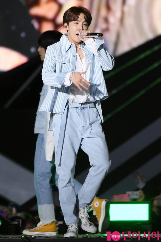 그룹 방탄소년단 제이홉이 28일 오후 광주월드컵경기장에서 열린 ‘SBS 슈퍼콘서트’에 참석해 멋진 무대를 펼치고 있다.