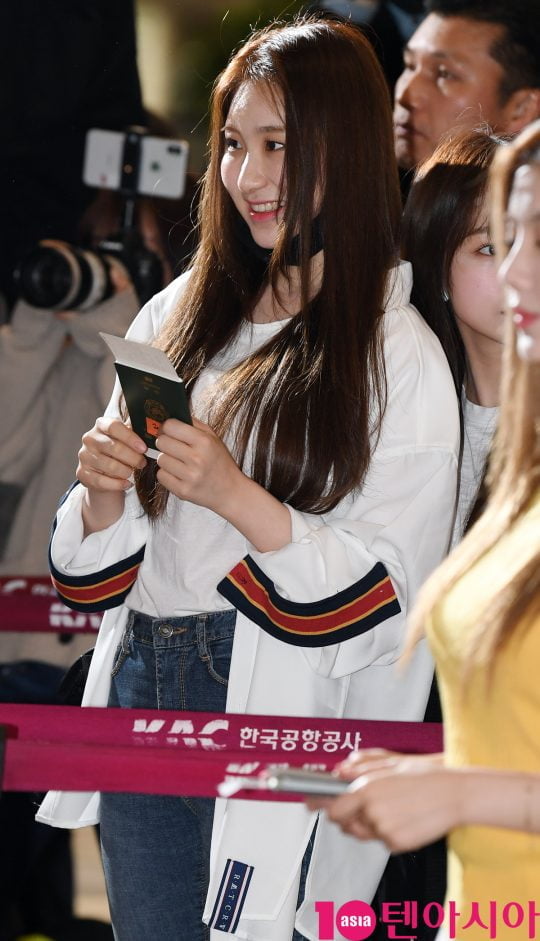 걸그룹 아이즈원(IZ*ONE)(장원영, 미야와키 사쿠라, 조유리, 최예나, 안유진, 야부키 나코, 권은비, 강혜원, 혼다 히토미, 김채원, 김민주, 이채연) 이채연이 29일 오전 IZ*ONE JAPAN 1ST 팬미팅 참석차 김포국제공항을 통해 일본으로 출국하고 있다.