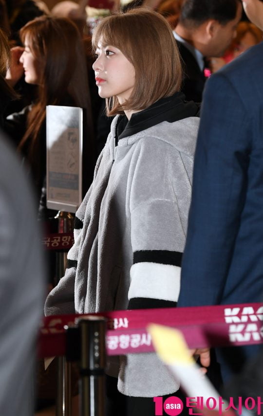 걸그룹 아이즈원(IZ*ONE)(장원영, 미야와키 사쿠라, 조유리, 최예나, 안유진, 야부키 나코, 권은비, 강혜원, 혼다 히토미, 김채원, 김민주, 이채연) 미야와키 사쿠라가 29일 오전 IZ*ONE JAPAN 1ST 팬미팅 참석차 김포국제공항을 통해 일본으로 출국하고 있다.