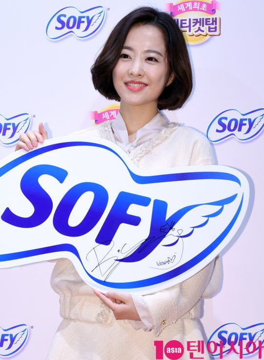 배우 박보영이 29일 오전 서울 명동 올리브영 에서 열린 여성용품 브랜드 쏘피 모델 ‘박보영’ 팬사인회에 참석하고 있다.