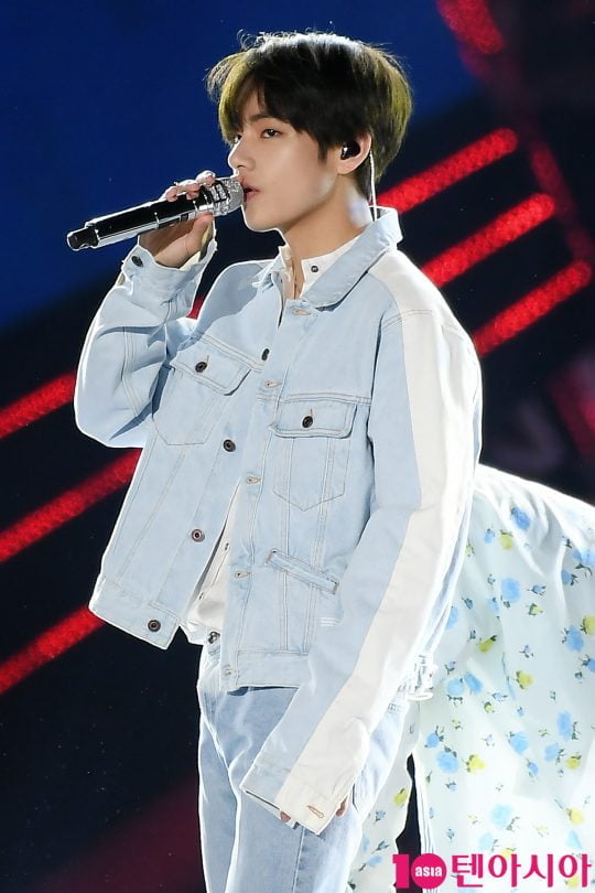 그룹 방탄소년단 뷔가 28일 오후 광주월드컵경기장에서 열린 ‘SBS 슈퍼콘서트’에 참석해 멋진 무대를 펼치고 있다.