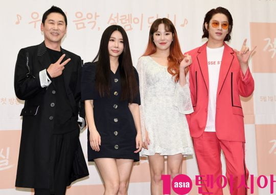 [TEN PHOTO]신동엽-제아-모모랜드 주이-슈퍼주니어 김희철 &#39;작업실의 패널들&#39;