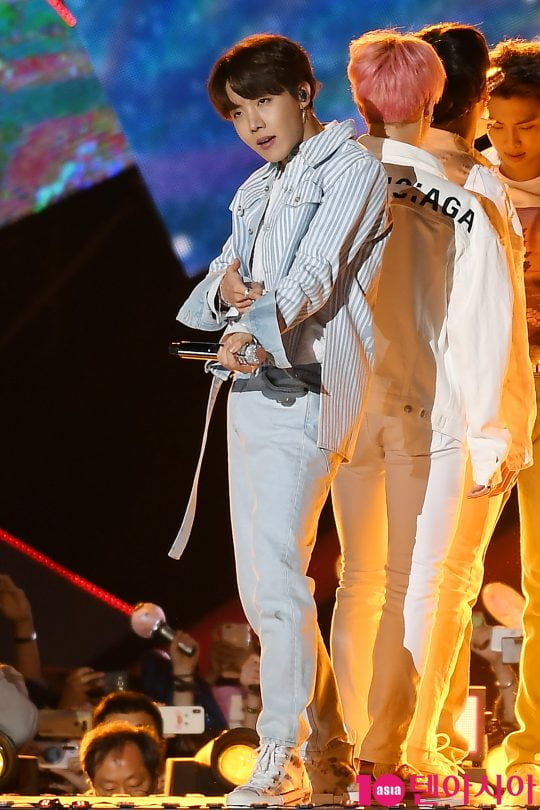 그룹 방탄소년단 제이홉이 28일 오후 광주월드컵경기장에서 열린 ‘SBS 슈퍼콘서트’에 참석해 멋진 무대를 펼치고 있다.