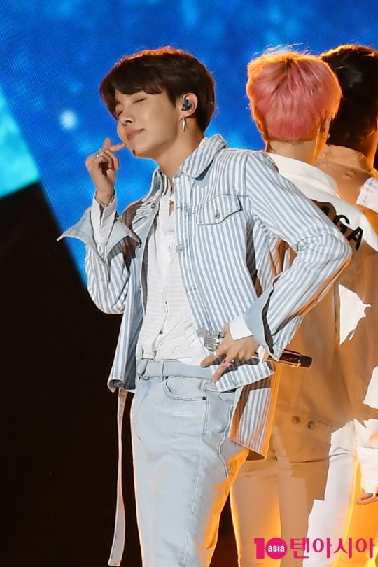 그룹 방탄소년단 제이홉이 28일 오후 광주월드컵경기장에서 열린 ‘SBS 슈퍼콘서트’에 참석해 멋진 무대를 펼치고 있다.