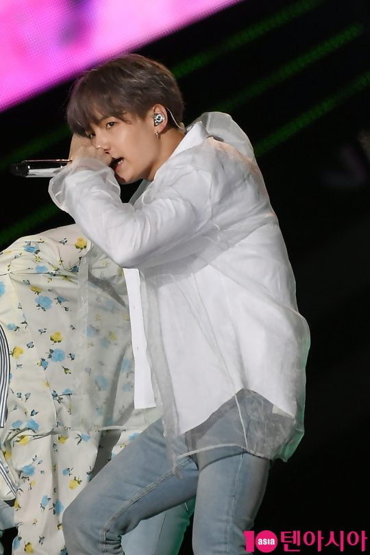 그룹 방탄소년단 슈가가 28일 오후 광주월드컵경기장에서 열린 ‘SBS 슈퍼콘서트’에 참석해 멋진 무대를 펼치고 있다.