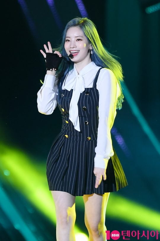 그룹 트와이스 다현이 28일 오후 광주월드컵경기장에서 열린 ‘SBS 슈퍼콘서트’에 참석해 멋진 무대를 펼치고 있다.