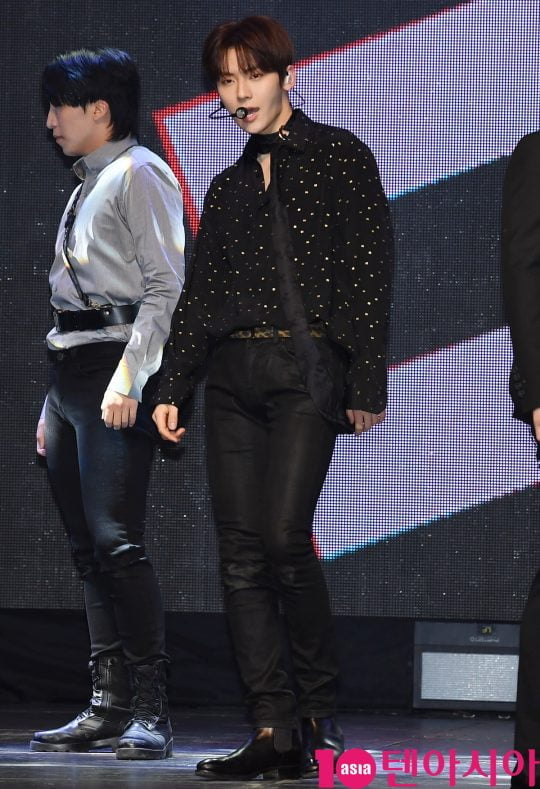 그룹 뉴이스트(JR, Aron, 백호, 민현, 렌) 민현이 29일 오후 서울 한남동 블루스퀘어에서 열린 여섯 번째 미니 앨범 ‘Happily Ever After(해필리 에버 애프터)’ 발매 기념 쇼케이스에 참석해 멋진공연을 선보이고 있다.