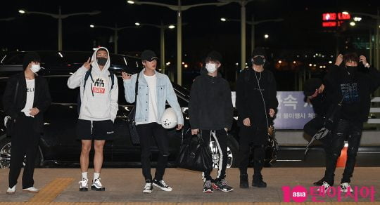 그룹 방탄소년단이 ‘2019 빌보드 뮤직 어워드’ 일정 참석 차 29일 오후 인천국제공항을 공항패션을 선보이며 통해 미국으로 출국하고 있다.