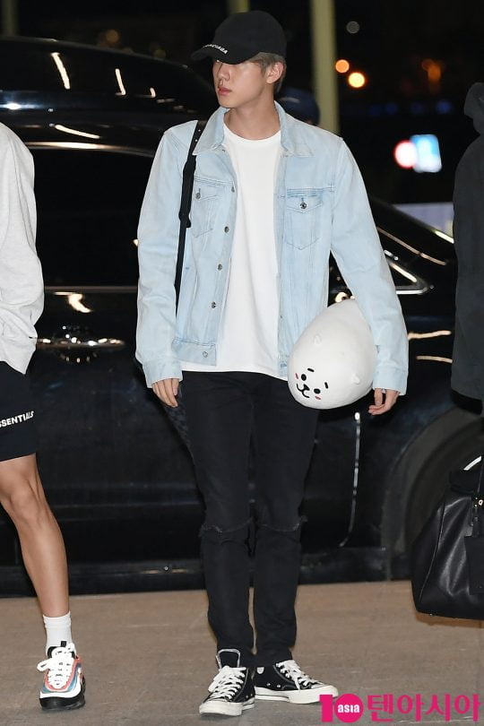 그룹 방탄소년단 진이 ‘2019 빌보드 뮤직 어워드’ 일정 참석 차 29일 오후 인천국제공항을 통해 공항패션을 선보이며 미국으로 출국하고 있다.