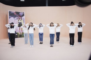 '아이돌룸' 트와이스, 新코너 '쟁반 댄스방' 도전