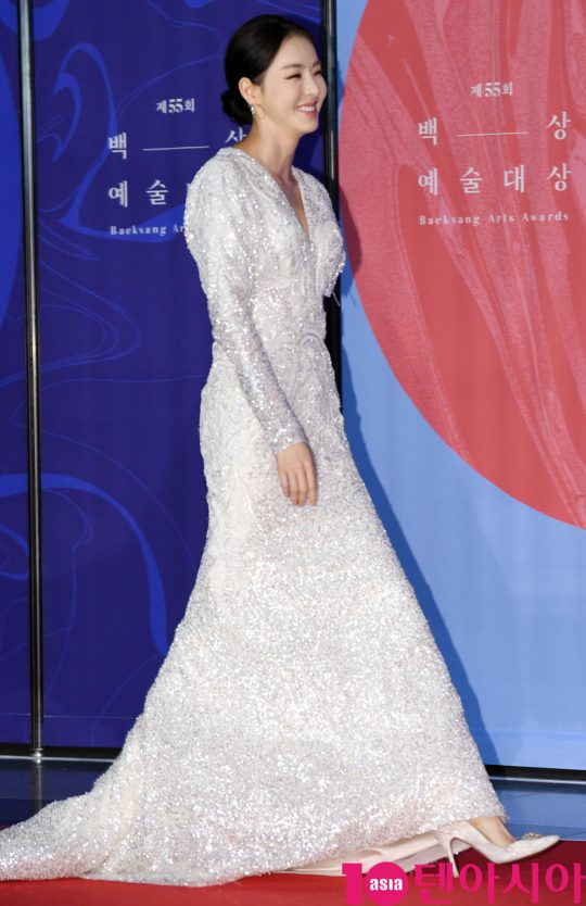 이다희가 1일 오후 서울 삼성동 코엑스에서 열린 제55회 백상예술대상 레드카펫 행사에 참석하고 있다.