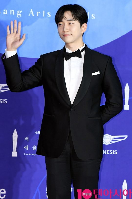 이준호가 1일 오후 서울 삼성동 코엑스에서 열린 제55회 백상예술대상 레드카펫 행사에 참석하고 있다.
