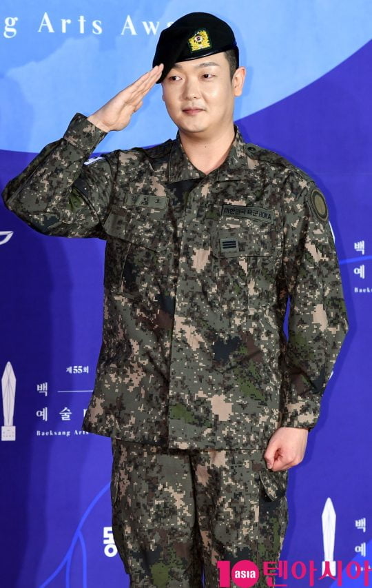 김민호가 1일 오후 서울 삼성동 코엑스에서 열린 제55회 백상예술대상 레드카펫 행사에 참석하고 있다.